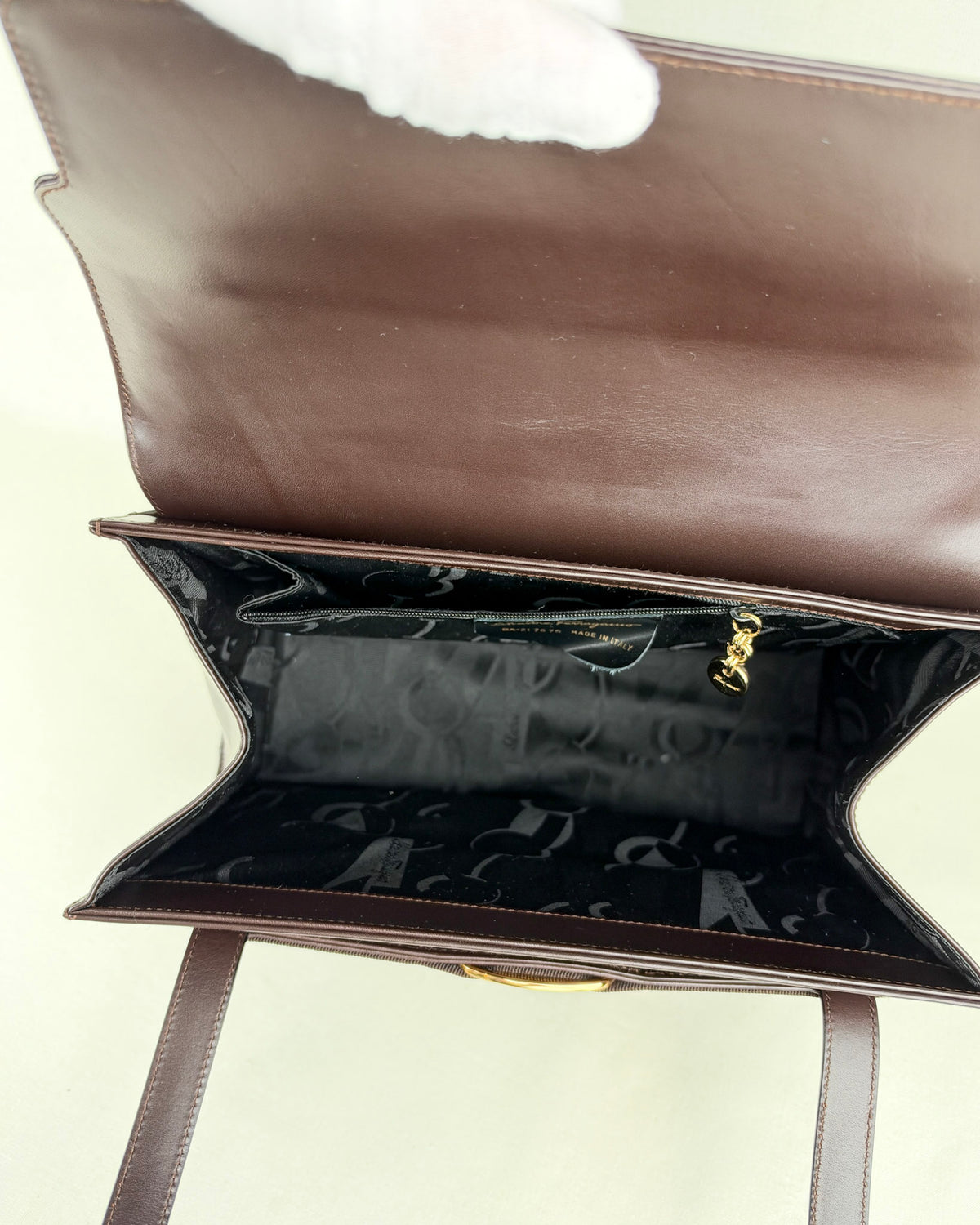 Ferragamo Vintage Vara Leather Shoulder Bag – Brown